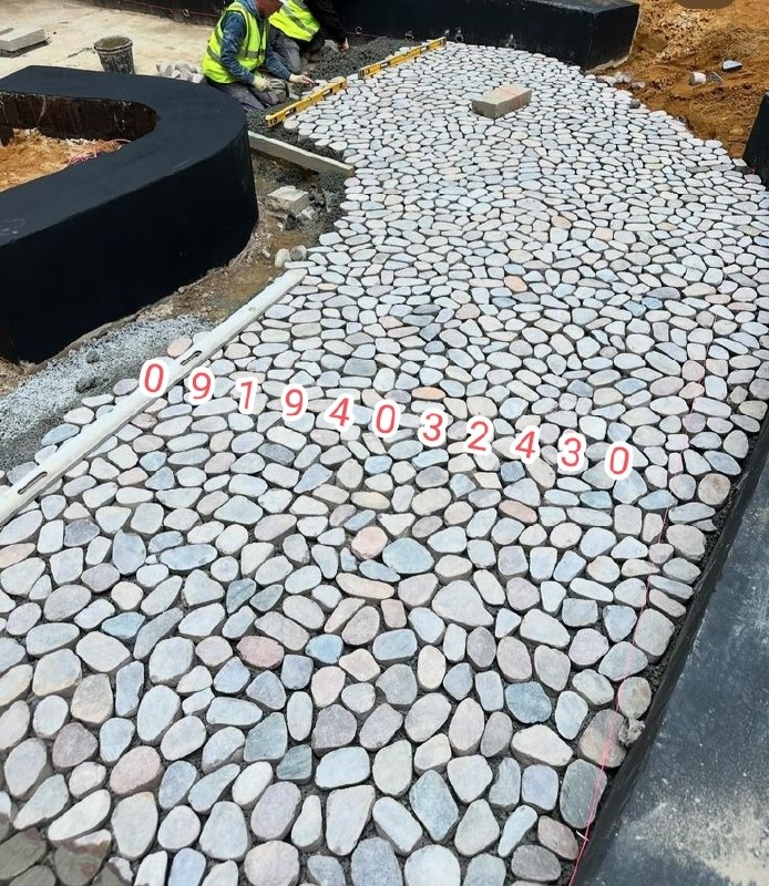 طراحی محوطه با سنگ قلوه صابونی رنگی